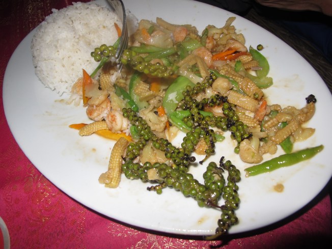 Kampot'un biberinin meşhur olduğunu ve Avrupa'ya bile ihraç edildiğini biliyor muydunuz? İşte Kampot biberi ile yapılmış bir Kamboçya yemeği Kampot'un biberinin meşhur olduğunu ve Avrupa'ya bile ihraç edildiğini biliyor muydunuz? İşte Kampot biberi ile yapılmış bir Kamboçya yemeği