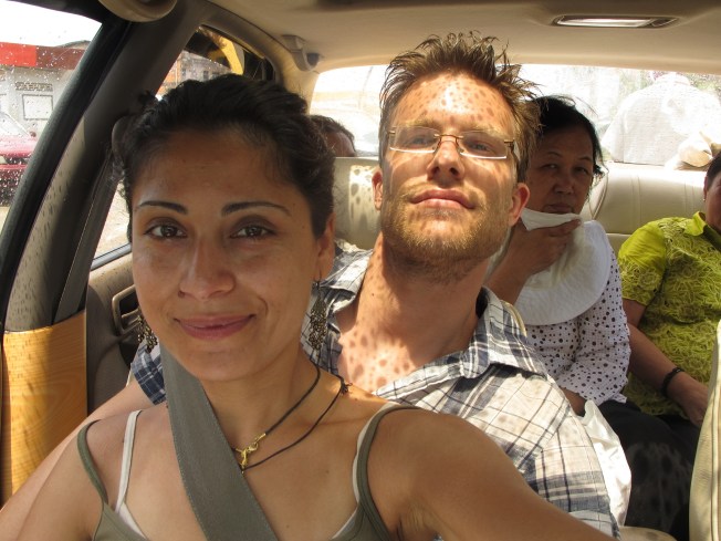 Bir taksiye kaç kişi sığar? Arkadaki teyzelere sonradan bir adam ve çocuğu da eklendi :)