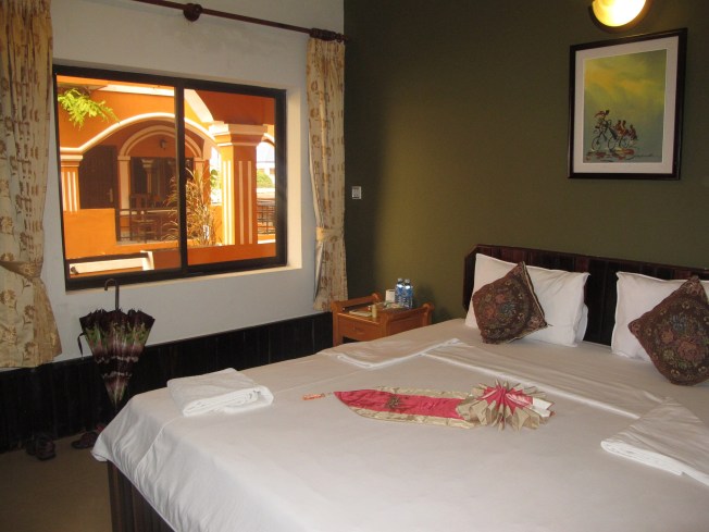 Geceliği sadece 13 dolar olan lüks ve havuzlu otelimizdeki oda. Gerçi yağmur; yüzünden havuzun tadını çıkaramadık ama neyse.