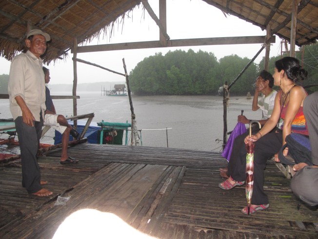 Yağmur belki durur umuduyla bir süre tekne turu hareket noktasında bekledik. Durmadı.