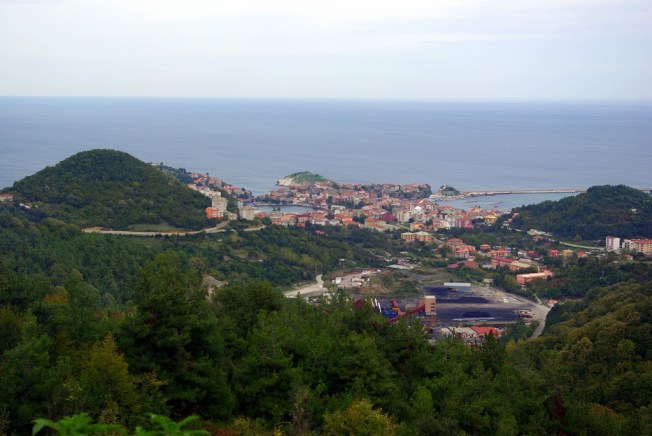 Bakacak Tepesinden muhteşem Amasra görüntüsü-solda eski liman-sağda yeni liman- Ortada kale ve ada