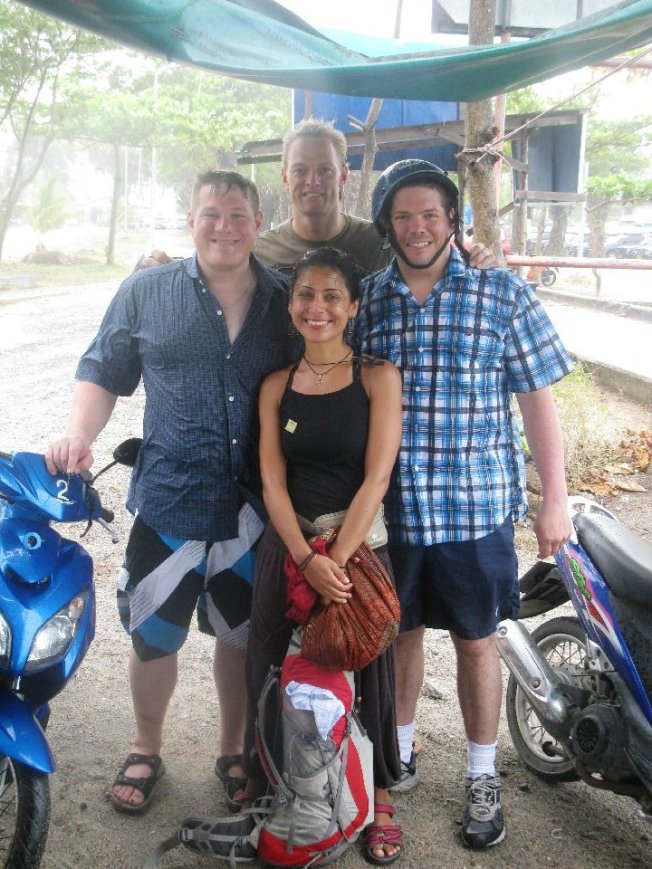 Sevgili bungalov komşularım, Raymond, James ve Scott son günümde limanda beni uğurlarken