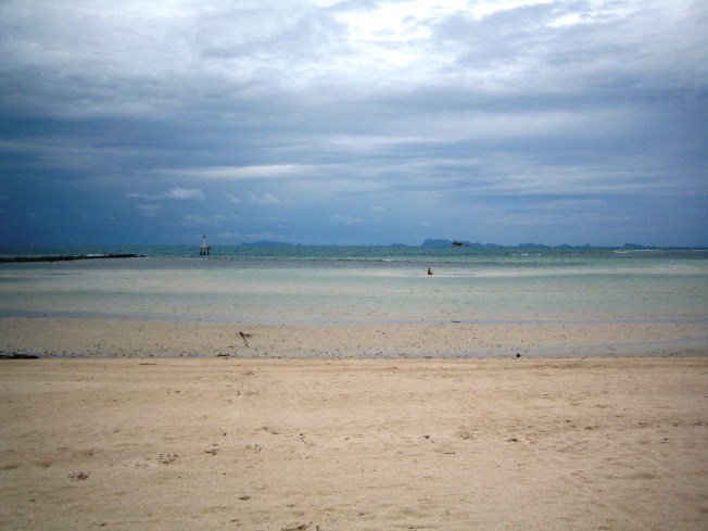 Huzurun resmi: Koh Phangan'ın mavi tonları... Dikkatli bakarsanız denizin ortasında meditasyon yapan birini görmek mümkün :) 