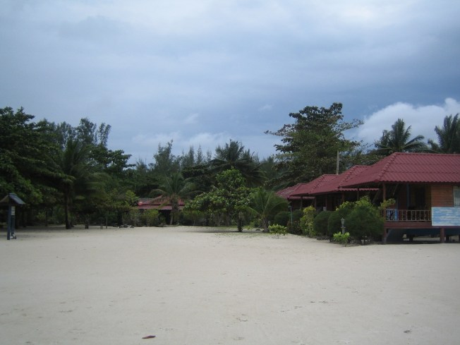 Kaldığım bungalov grubu olan Seaview Rainbow'un sahilden görünüşü