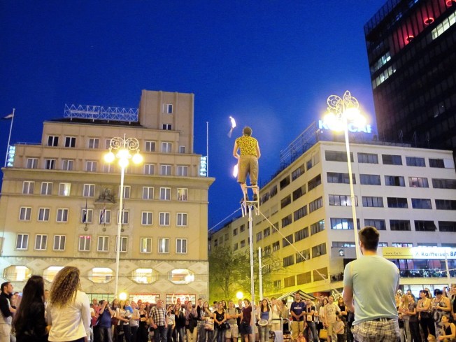 Şehir meydanında sokak gösterileri