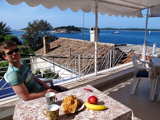 Hvar Adası'ndaki favori kahvaltı mekanımız: Pansiyon odamızın terası