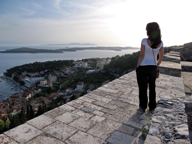 Tepedeki şehir surlarından günbatımı manzarası