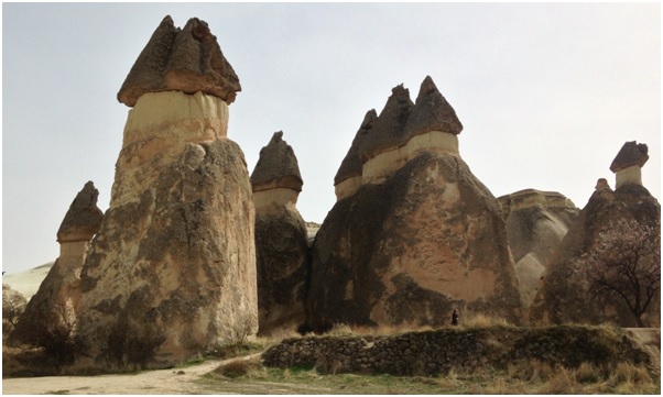 Peribacaları / İngilizcesi fairychimney, bilimsel adı monolit / Türkiye’de Erzurum’da ve Afyon’da da benzer oluşumlar varmış.