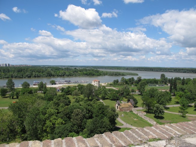 Şehir surlarının yanındaki parktan manzara