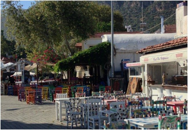 Akşam üstü rengarenk sandalyeleriyle Mavi Bar – gece bu sandalyeler dolacak