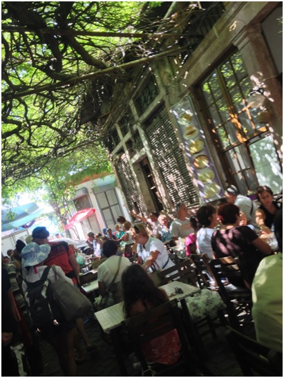 Ayvalık Pazarının olduğu yerde bir kahve. Koruk suyu ( olgunlaşmamış üzümden yapılıyor) ve karadut suyu içiliyor.