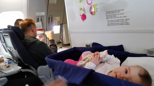 Ucaktaki bebek puseti. Maya`nın keyfi yerinde.