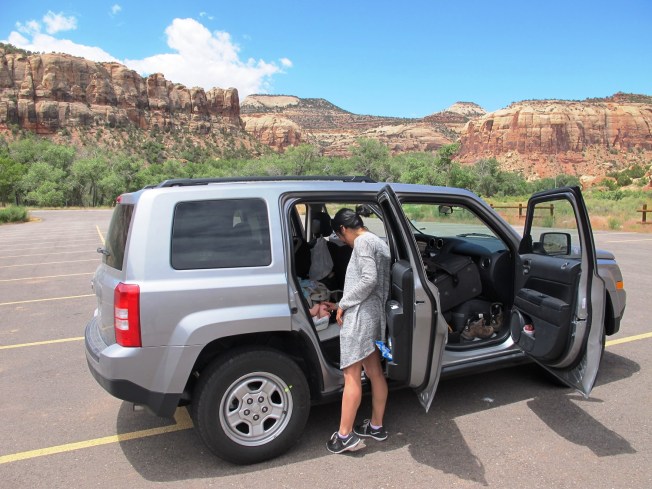 Yollarda ve bez değiştirme masası bulamadığımız yerlerde, Maya`nın bezini işte böyle değiştirdik.