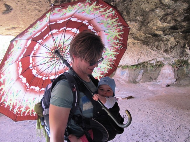 İşbölümü.. Biz Maya`yı o da şemsiyeyi taşıyor :)