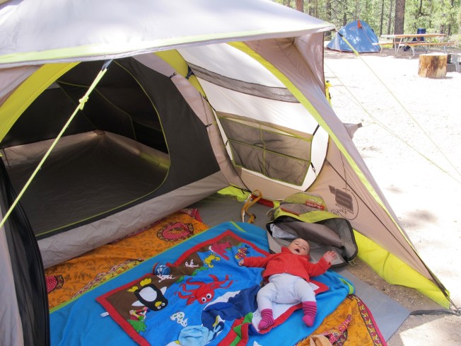 Çadırımızın önündeki küçük açık alana serdiğimiz oyun battaniyesi Maya için güzel bir oyun alanı oldu.