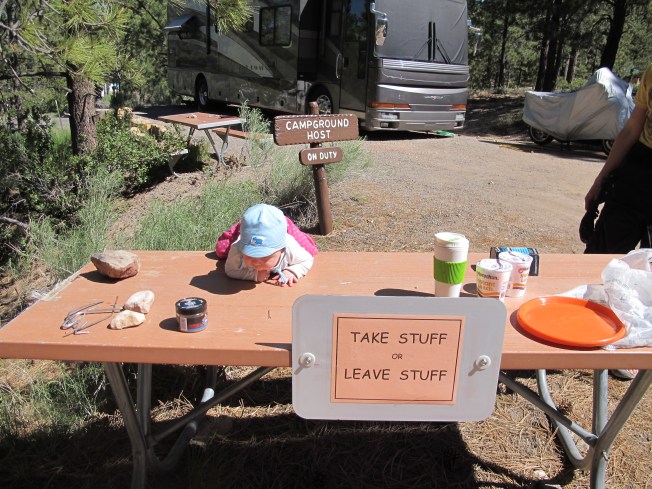 Maya`nın çadırda bir saat aralıksız ağladığı gecenin sabahı. Bir an için bırakıp kaçşak mı diye düşünmedik değil şu değiş tokuş masasında ;)