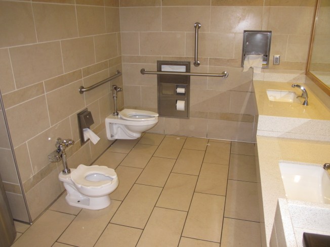 Salt Lake City`de bir aile tuvaleti. Gördüğünüz gibi her şeyin bir boy küçüğü de çocuklar için yapılmış. ayrıca bir de bez değiştirme odası ve emzirme odası mevcuttu.