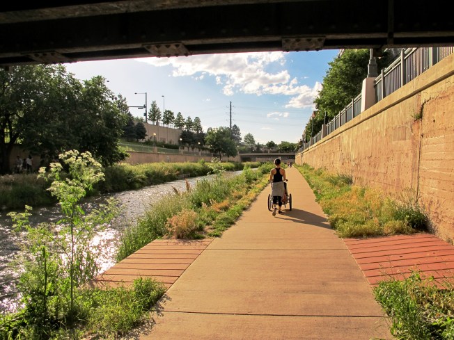 Nehir kenarındaki güzel yürüyüş yolu
