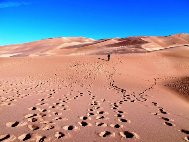 Sabahın erken saatlerinde kumullarda yürüyüş