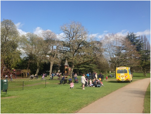 Blaise Castle Park – Bristol / gunes gorunce piknige baslayan Ingiliz ahalisi