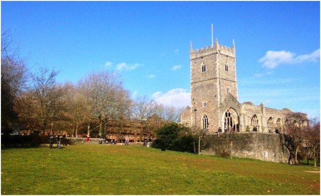 Castle Park – Parkın hemen karşısında The Galleries alişveriş merkezi ve Broadmead Shopping Area var. Parkın sonu da Old Market’a açılıyor.