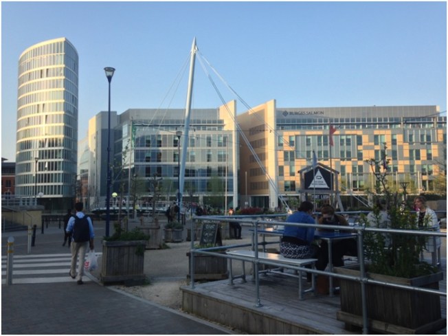 Temple Quay – yeni işyerlerinin olduğu bölüm – arka tarafta da Temple Meads tren istasyonu var.