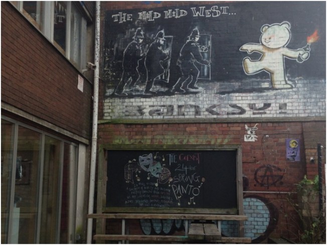 Banksy – Mild Mild West- Cheltenham Road üzerinde – The Canteen pub’ın yanında