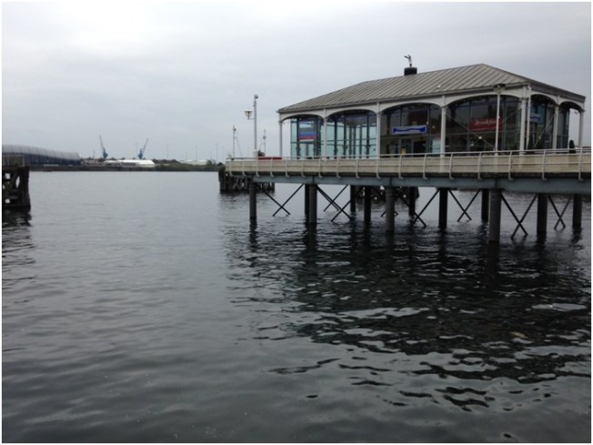 Mermaid Quay’deki Bosphorus Türk Restoranı – Arka planda Doctor Who Experience