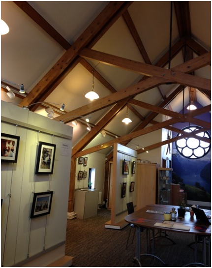 Norveç Kilisesinin içindeki fotoğraf sergisi