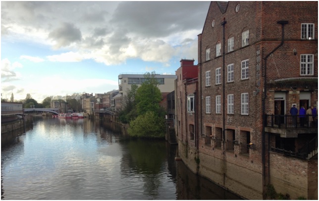 York içinde Ouse ve Foss nehirleri kıvrıla kıvrıla gidiyor