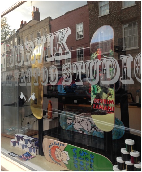 Sokakların birinde gördüğümüz dövme stüdyosu, ve camında devrim zamanı..