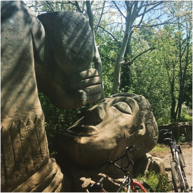 Bisiklet yolu üzerindeki su içen Romalı çeşmesi