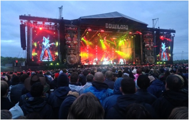 KISS!!!!!!!! Her biri en az 60 yaşındaki adamların sahne şovları, sesleri, enerjileri gerçekten müthişti.