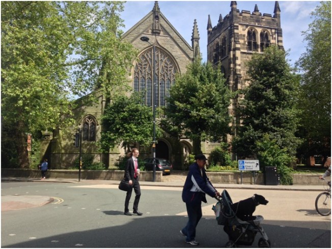 Pazartesi sabahı Derby – Katedral ve köpeğini gezdiren amca