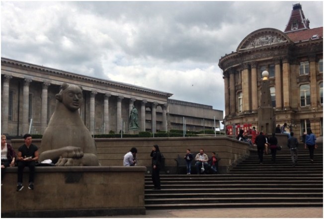 Birmingham Victoria Square- Meşhur heykelleri ve arka tarafta Council - belediye / Birmingham’ın merkezi sayılır.