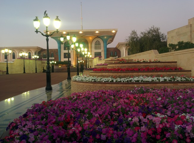 Al Aalm Sarayı'nın günbatımında bahçesi