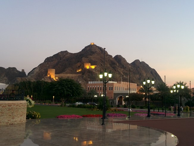 Al Aalm Sarayı'nın günbatımında bahçesi