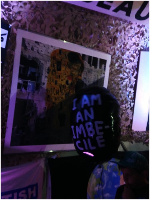 Embesil balonları – Arkada Suriyeli sanatçı Tammam Azzam’ın Şam’da bir yıkılmış bir binaya çizdiği Gustav Klimt – Öpücük eserinin fotoğrafı