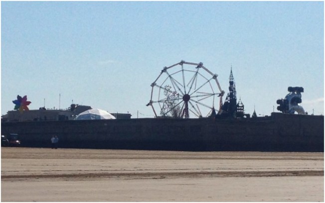 Ordaa bir Dismaland var uzaktaa, o Dismalaand bizim Dismaland’imizdiiir...