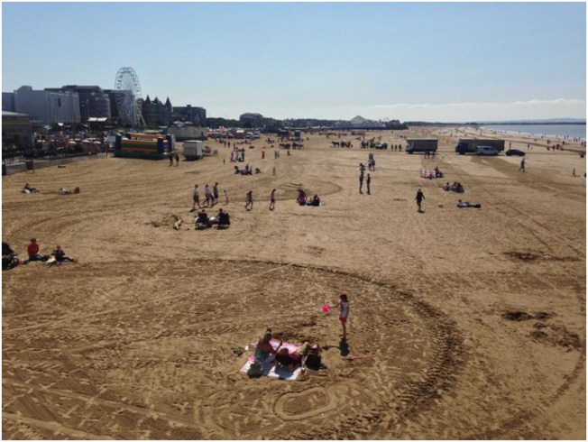 Weston – Super – Mare – Gördüğünüz dönme dolap Dismaland dönme dolabı değil, burada da London Eye gibi büyük güzel bi dönme dolap var, Dismaland taa en uçta.