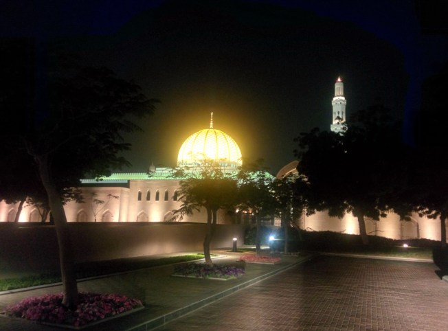 Sultan Quaboos Camii'nin gece görüntüsü