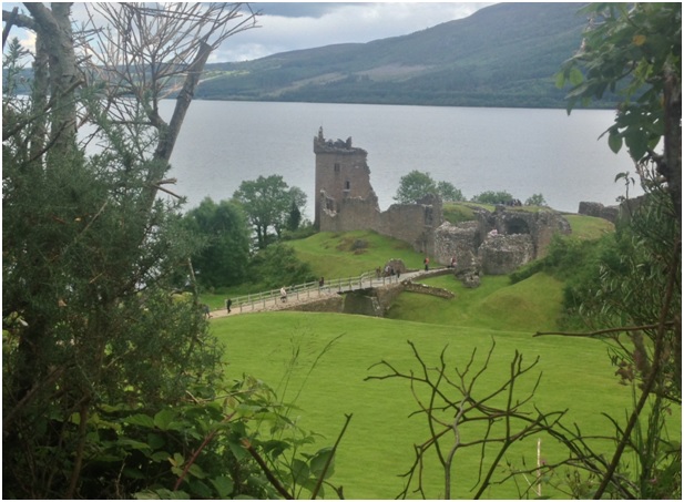 Urkhart Kalesi – 500 yıllık bir kalenin kalıntıları – İçinde gezmek isterseniz 8.5 pouna niye olmasın?