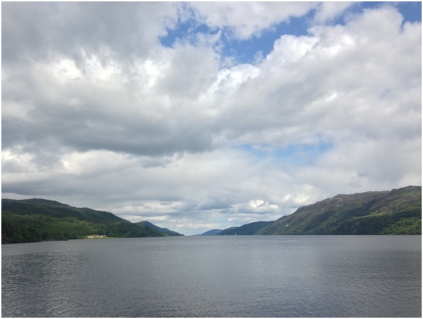 Fort Augustus’ta Boathouse Cafe’den Loch Ness manzarası – göl pürüzsüz, ufukta canavar falan yok. 