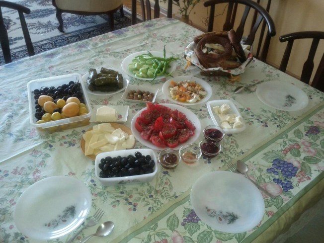 Yunan kahvaltısı vs Türk kahvaltısı. Hangisi hangisi diye sormaya gerek yok sanırsam :)