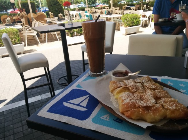 Yunan kahvaltısı vs Türk kahvaltısı. Hangisi hangisi diye sormaya gerek yok sanırsam :)