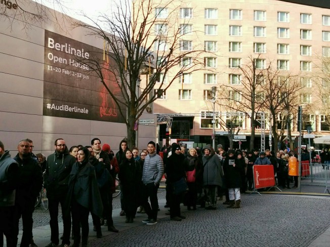 Berlinalepalast gün kasasinda heyecanli bekleyis