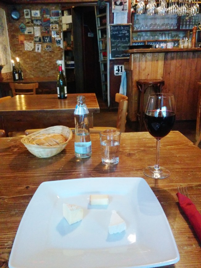 Benim için bir Berlinale klasiği: Generation filmi üstü Chez Maurice'te kırmızı şarap ve peynir