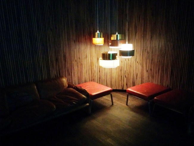 Cafe Moskau'daki kulübün giriş lobisi henüz boş, herkes daha Kino International'da.