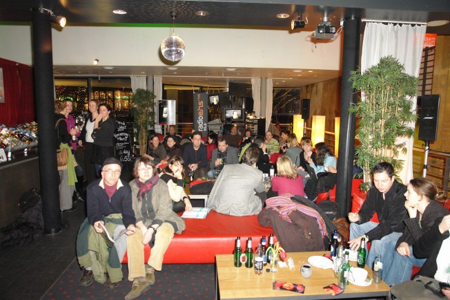 Panaroma filmlerinin ana merkezlerinden Potdamerplatz Cinemaxx'ta film sonrası barda takılmaca.