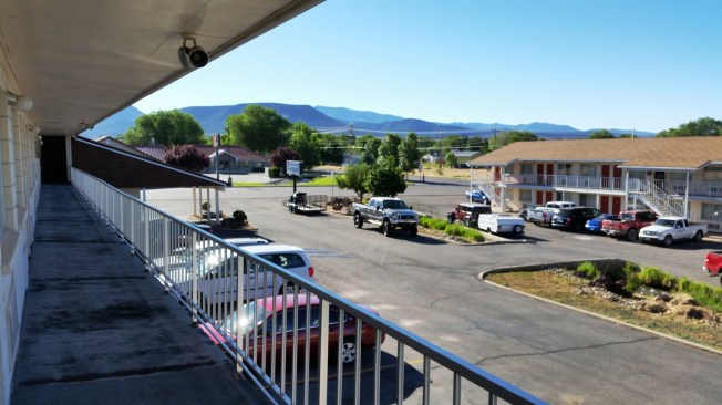 Beaver Inn - My Name is Earl dizisinden fırlamış bir motel sahnesi gibi..